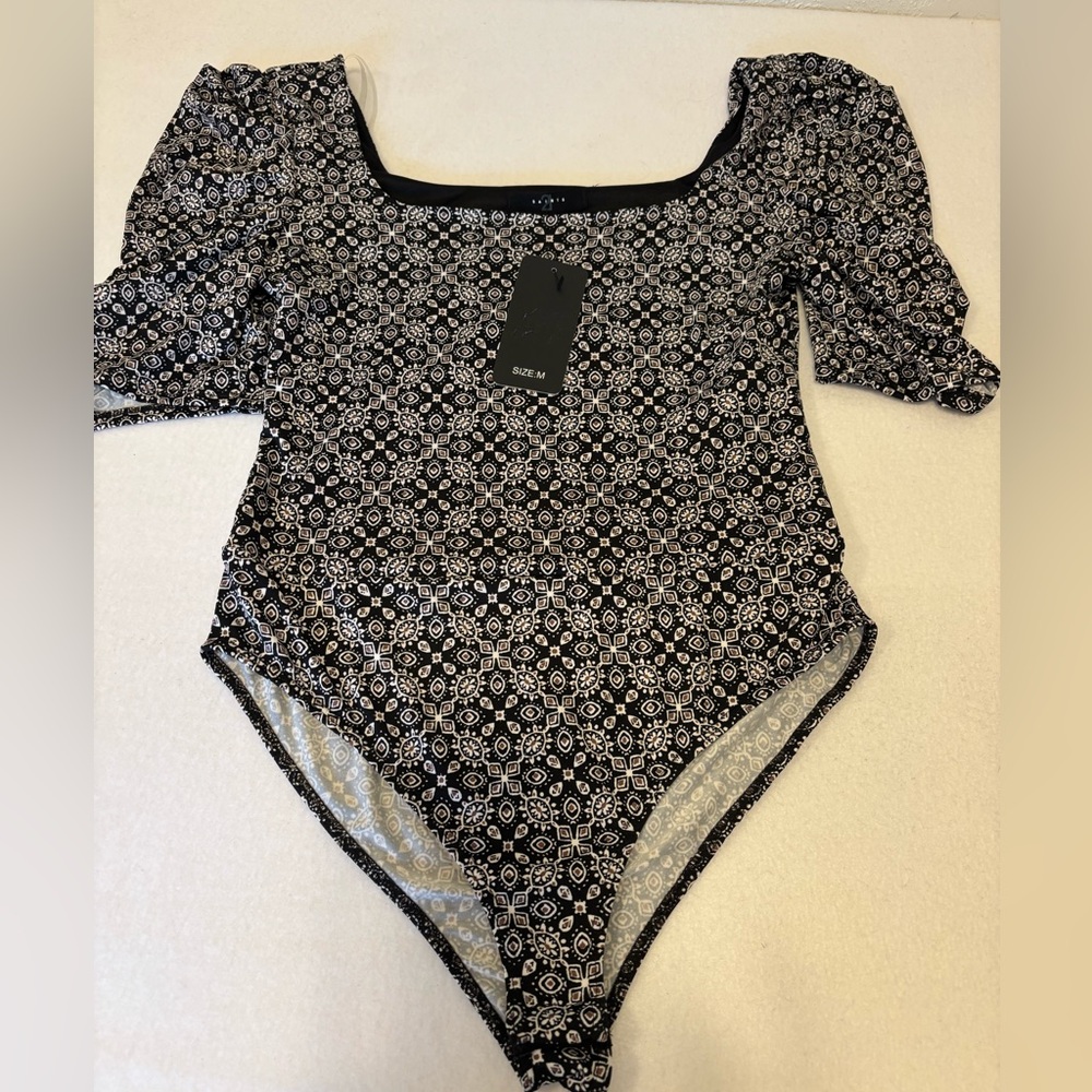 Saints + Secrets Puff Sleeve Bodysuit Black Geo Print Stretch‎ Medium